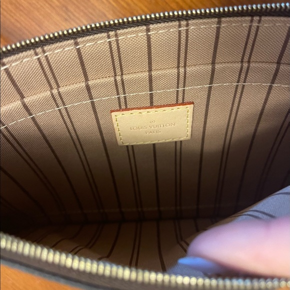 Louis Vuitton Neverfull MM Pouch - Picture 6 of 10